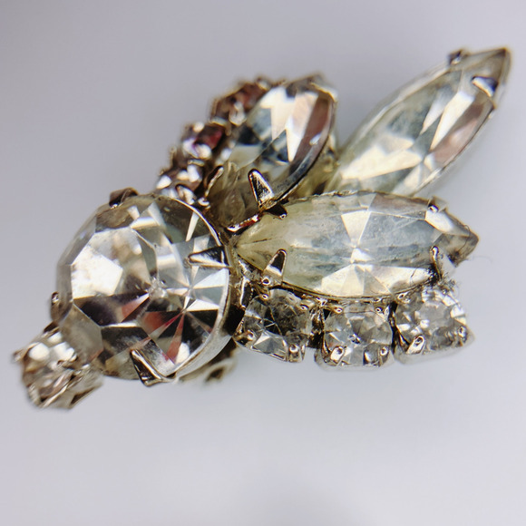 Vintage Mid Century Rhinestone Clip-On Earrings, Glam Prong Set Sparkly Jewelry - Picture 4 of 6